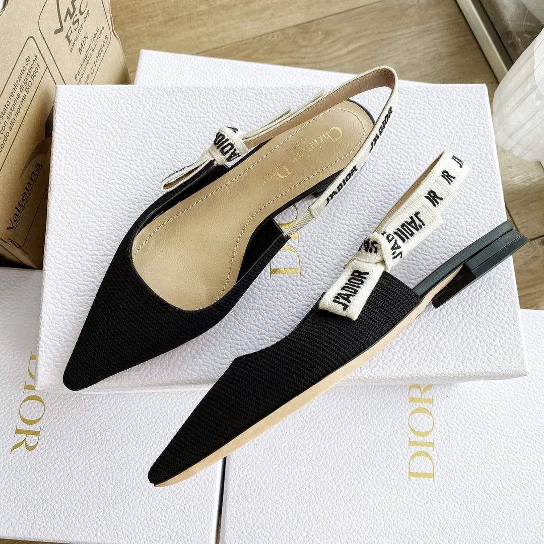 👟👟Ex-factory price 440👟👟 Developed one-to-one from the original version, 👠👠✨ ✨Dior’s popular sandals are new🔥 🔥 The same style as the most popular internet celebrities and celebrities of the year💁 💁. Imported fabric, lining and feet are made of calfskin lining🐑. Original molded heel, heel height 10Cm 6.5cm💘 Original molded metal outsole with five-pointed star LOGO mark✨. Original bow, 💅 Italian leather outsole. 👄💋 Full set of packaging (bags, cards, invoices, one-to-one wrapping paper) 34 40 41 customized